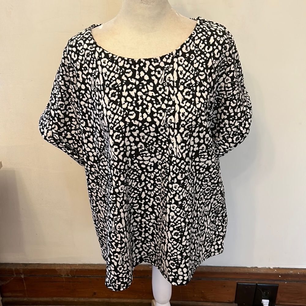 Melloday black white patterned short cuffed sleeve blouse Size L EUC